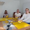 Svenja Horeis (FSJlerin), Barbara Leicht und Emma Wiese (beide Theologische Bildung) (von links) stellen für die „Lange Nacht des Miteinanders“ eine Sternengirlande her. Svenja Horeis (FSJlerin), Barbara Leicht und Emma Wiese (beide Theologische Bildung) (von links) stellen für die „Lange Nacht des Miteinanders“ eine Sternengirlande her.