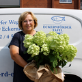Petra Winter freut sich über ihr Abschiedsgeschenk. Petra Winter freut sich über ihr Abschiedsgeschenk.