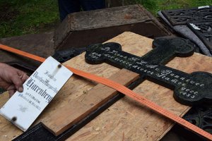 Ein Grabkreuz und eine Porzellantafel